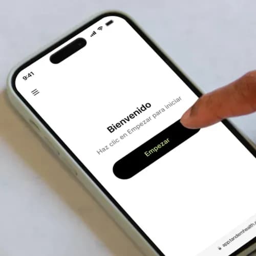 Welcome screen of Copiloto Médico on a mobile phone