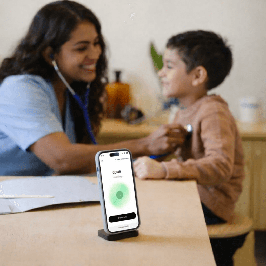 Clinician using Copiloto Médico during a consultation